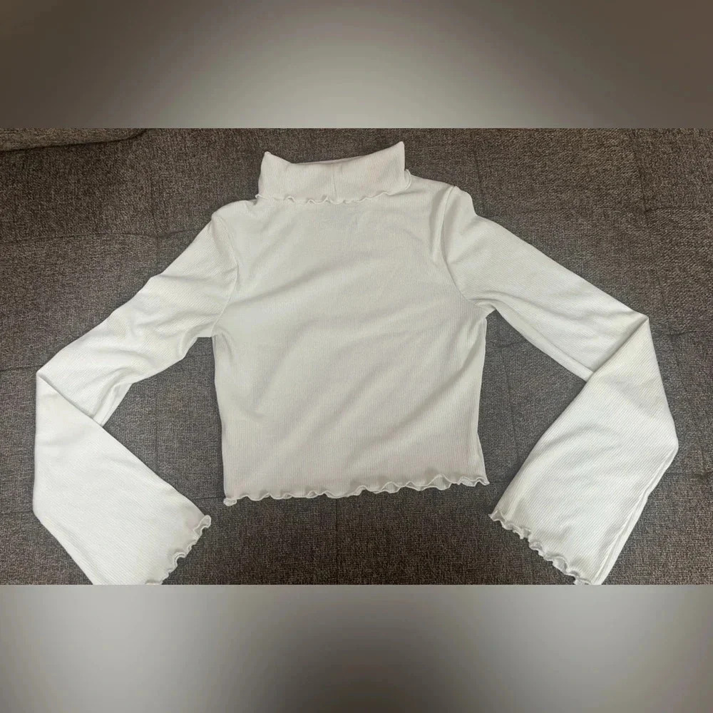 Urban Outfitters Cropped Lettuce Edge Turtleneck Shirt White Women’s Small